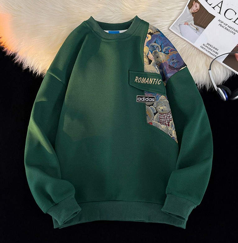 🛒购物价： 💰155 
Adidas阿迪达斯 原创小熊🐻布贴刺绣拼接圆领卫衣 单穿内搭都好看 卡通熊🐻拼接设计 出街佳选  袖口下摆罗纹收口干净利落 高密度品质耐穿不易变形 宽松的版型舒适没有束缚感 一贯的落肩袖设计 从视觉上修饰肩型 包容各种身材是属于大家 这个春季必备 小熊🐻 设计给整件衣服增添了潮流感 日常白搭随意搭配 ④色可选情侣款
 颜色：黑色  灰色 米色 绿色
 尺码：M ~3XL
        衣长  袖长  胸围 
M      65     53     108
 L      67     54     112
 XL    69     55     116
2XL   71     56     120
3XL   73     57     124