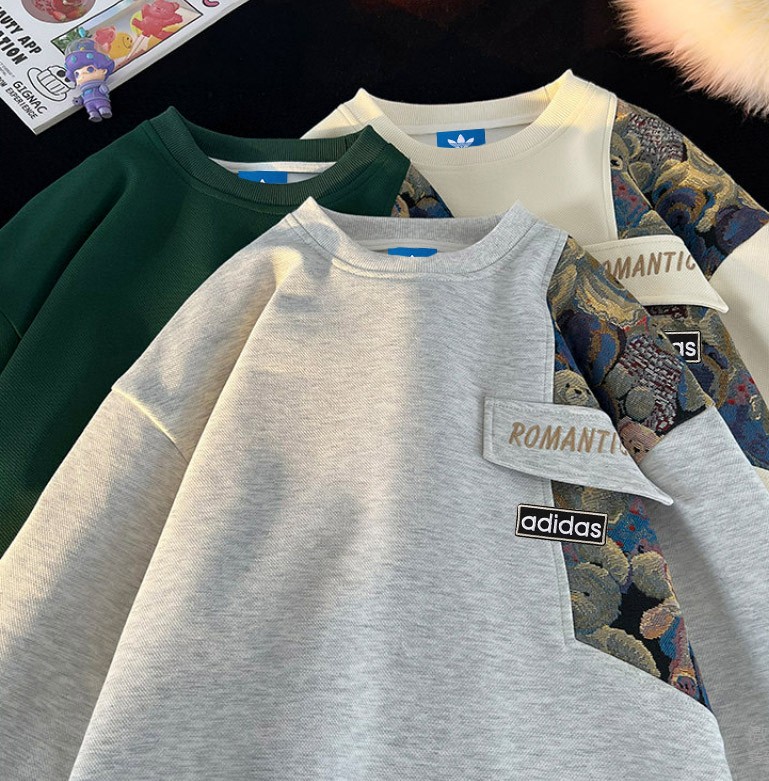 🛒购物价： 💰155 
Adidas阿迪达斯 原创小熊🐻布贴刺绣拼接圆领卫衣 单穿内搭都好看 卡通熊🐻拼接设计 出街佳选  袖口下摆罗纹收口干净利落 高密度品质耐穿不易变形 宽松的版型舒适没有束缚感 一贯的落肩袖设计 从视觉上修饰肩型 包容各种身材是属于大家 这个春季必备 小熊🐻 设计给整件衣服增添了潮流感 日常白搭随意搭配 ④色可选情侣款
 颜色：黑色  灰色 米色 绿色
 尺码：M ~3XL
        衣长  袖长  胸围 
M      65     53     108
 L      67     54     112
 XL    69     55     116
2XL   71     56     120
3XL   73     57     124