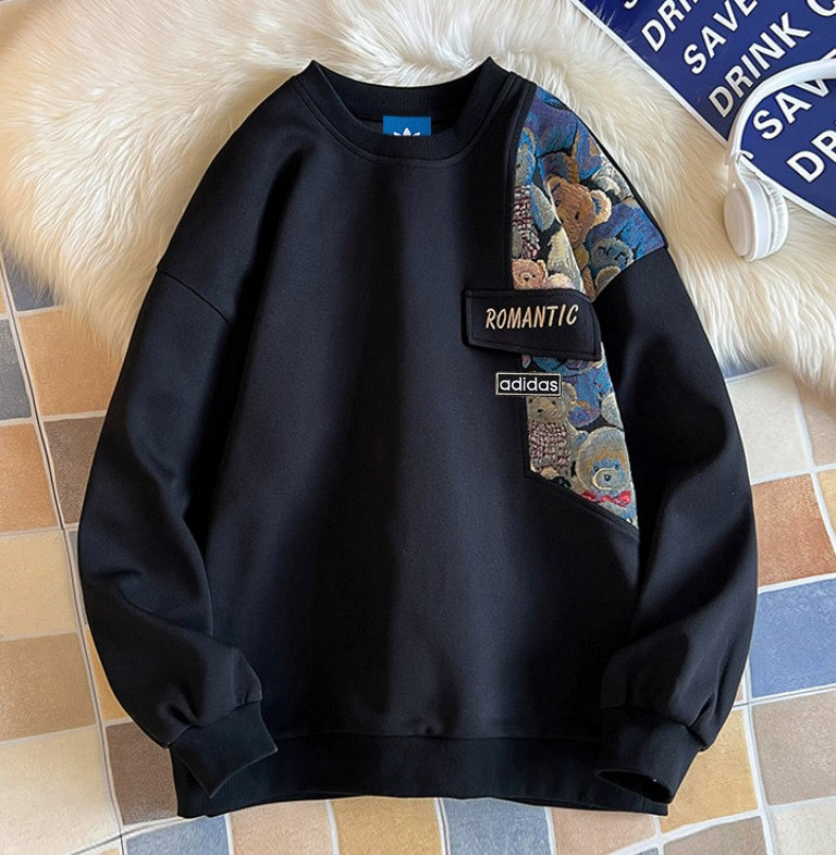 🛒购物价： 💰155 
Adidas阿迪达斯 原创小熊🐻布贴刺绣拼接圆领卫衣 单穿内搭都好看 卡通熊🐻拼接设计 出街佳选  袖口下摆罗纹收口干净利落 高密度品质耐穿不易变形 宽松的版型舒适没有束缚感 一贯的落肩袖设计 从视觉上修饰肩型 包容各种身材是属于大家 这个春季必备 小熊🐻 设计给整件衣服增添了潮流感 日常白搭随意搭配 ④色可选情侣款
 颜色：黑色  灰色 米色 绿色
 尺码：M ~3XL
        衣长  袖长  胸围 
M      65     53     108
 L      67     54     112
 XL    69     55     116
2XL   71     56     120
3XL   73     57     124