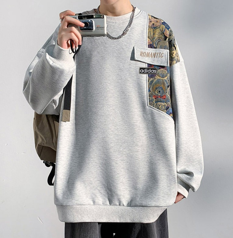 🛒购物价： 💰155 
Adidas阿迪达斯 原创小熊🐻布贴刺绣拼接圆领卫衣 单穿内搭都好看 卡通熊🐻拼接设计 出街佳选  袖口下摆罗纹收口干净利落 高密度品质耐穿不易变形 宽松的版型舒适没有束缚感 一贯的落肩袖设计 从视觉上修饰肩型 包容各种身材是属于大家 这个春季必备 小熊🐻 设计给整件衣服增添了潮流感 日常白搭随意搭配 ④色可选情侣款
 颜色：黑色  灰色 米色 绿色
 尺码：M ~3XL
        衣长  袖长  胸围 
M      65     53     108
 L      67     54     112
 XL    69     55     116
2XL   71     56     120
3XL   73     57     124