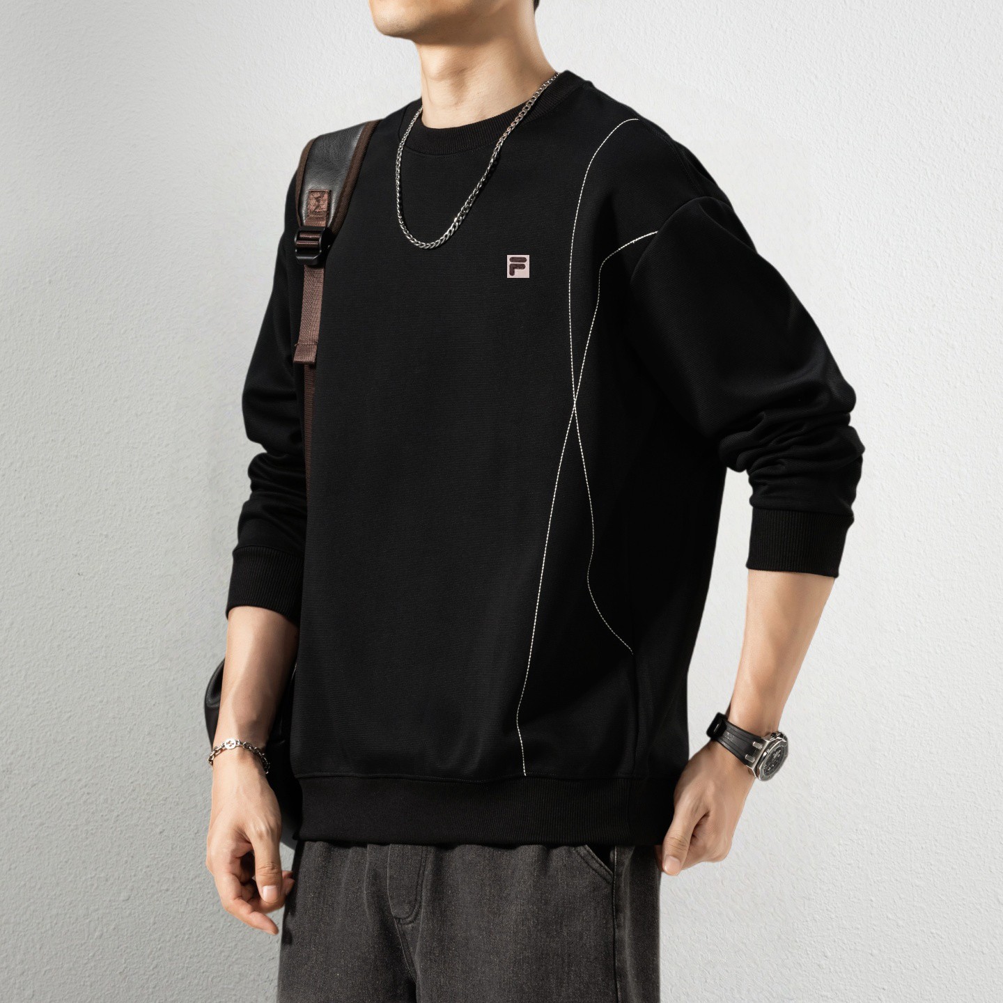 🛒购物价： 💰165
斐乐/FILA户外训练休闲舒适3色情侣卫衣 独家品质

本款采用面料！细腻柔软，上身轻盈舒适，水洗标，主标，吊牌一应俱全，对比专柜！休闲运动最佳选择，强烈推荐！

早秋换季，给自己的衣橱添点新花样吧！这件卫衣jue对值得你种草哦！

颜色：白色 黑色 咖色

尺码：L～4XL（图9）