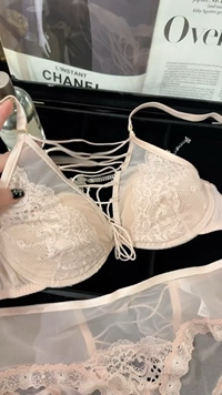Ensemble de Lingerie Femme Dentelle Florale et Bretelles Croisées : Élégance et Confort