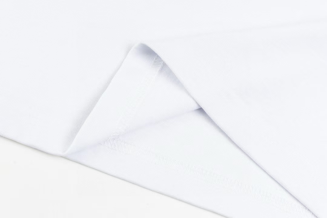 供货价:19.9💰『官网特别短袖』贸易出口款,200克精梳棉面料,夏季上身超舒适,原包装吊牌 稳定72小时内物流（可接一件来图定做,批发价格超低）有量选手可以来谈价格可低！！！ STX267
款号SS05（高品质版本，区别通货）
 斯图西Stussy SS24 贝壳印花宽松圆领短袖T恤 男女同款

-面料精选32支230克双纱面料  手感柔软舒适 吸汗透气.
-百搭款  原单品质 情侣款穿搭首选.
-大厂做工 肩部四针五线 走线整齐 做工优质.
-男女同款 非常百搭 人手一件 细节清晰可见.

颜色:白色 黑色 
码数：S-XXL