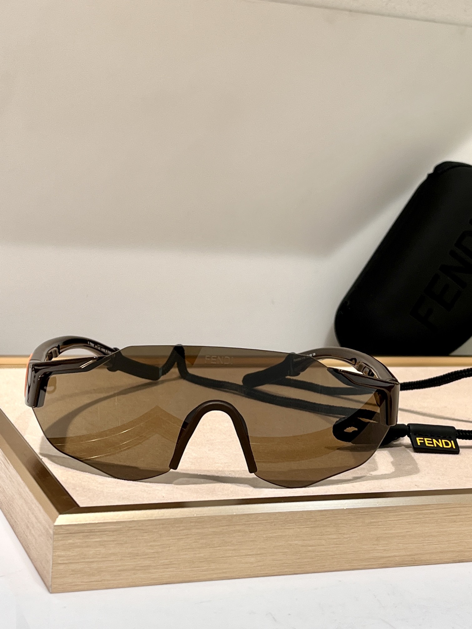  FENDI 运动镜
FF40088U
SIZE145-135*
配送包装➕运动绳
