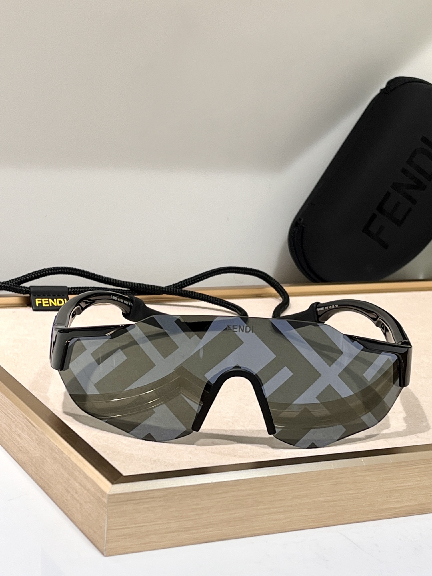  FENDI 运动镜
FF40088U
SIZE145-135*
配送包装➕运动绳
