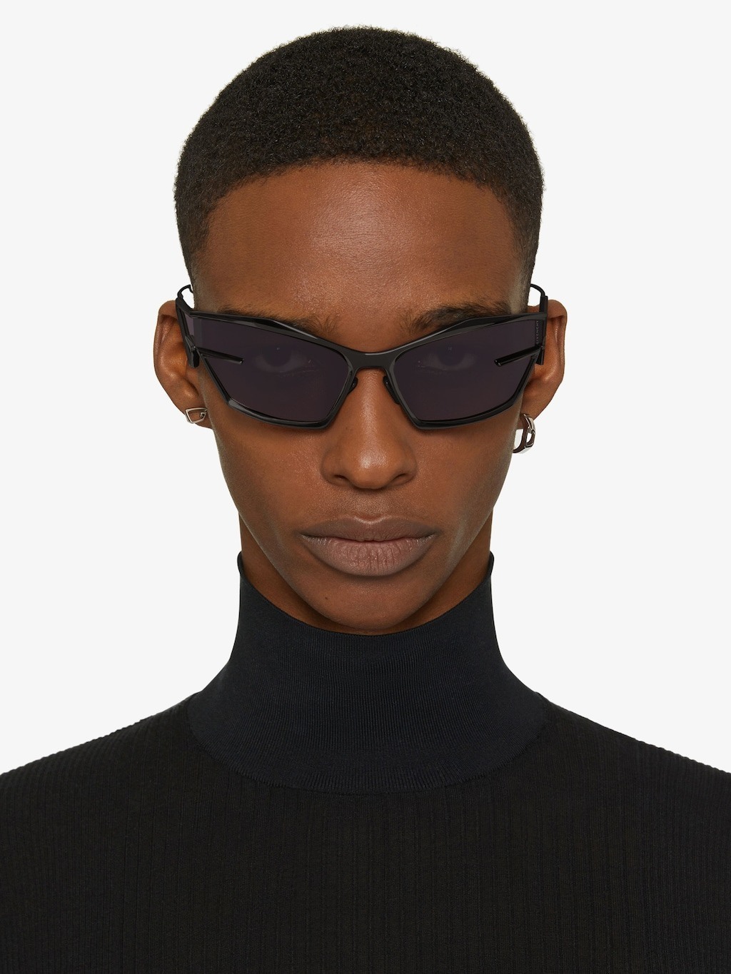 “GIVENCH* Precious Metal Sunglasses with Future-Sense Design” - 图片 6