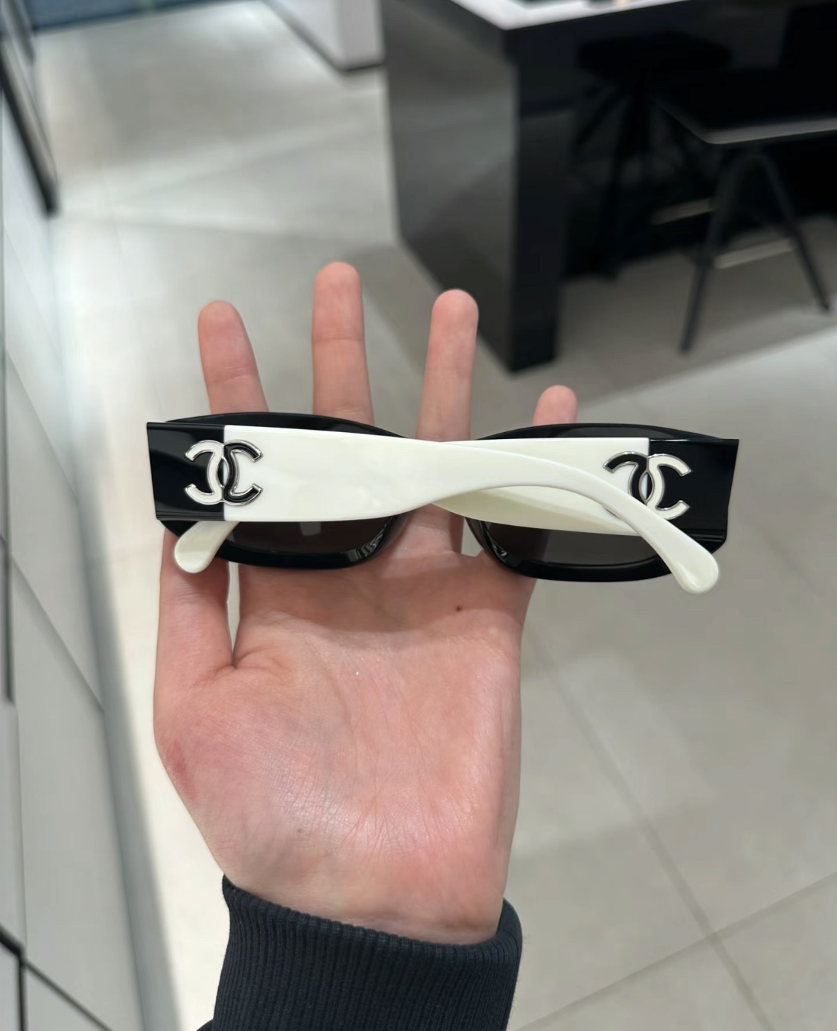  黑白配 忒经典
独家zP一样尼龙偏光镜片
Chan*
Modch5525
Size52口19-140🎉