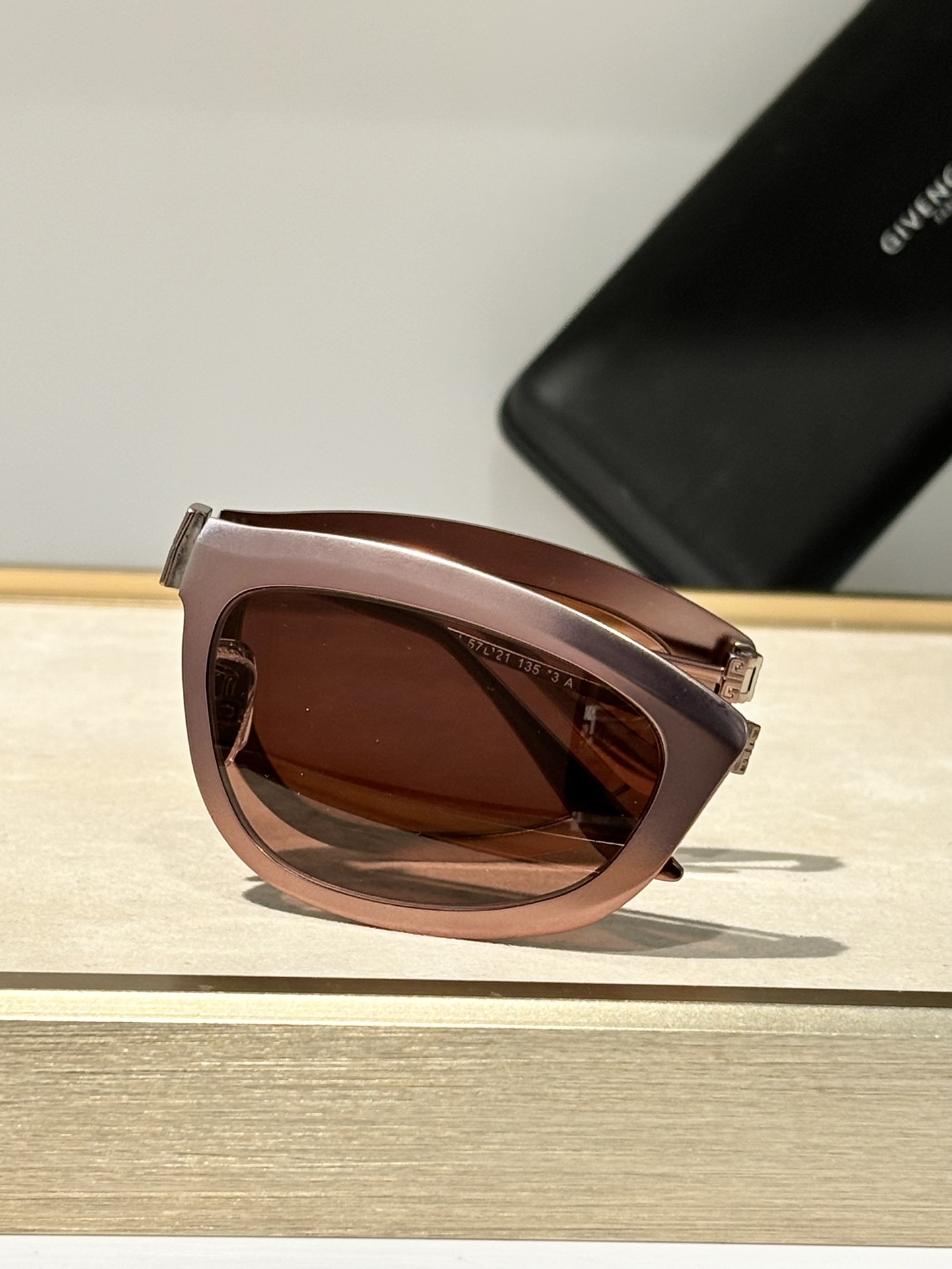  GIVENCHY * 
Mod：7208/s
Size：57-21-135
折叠
Foldable s