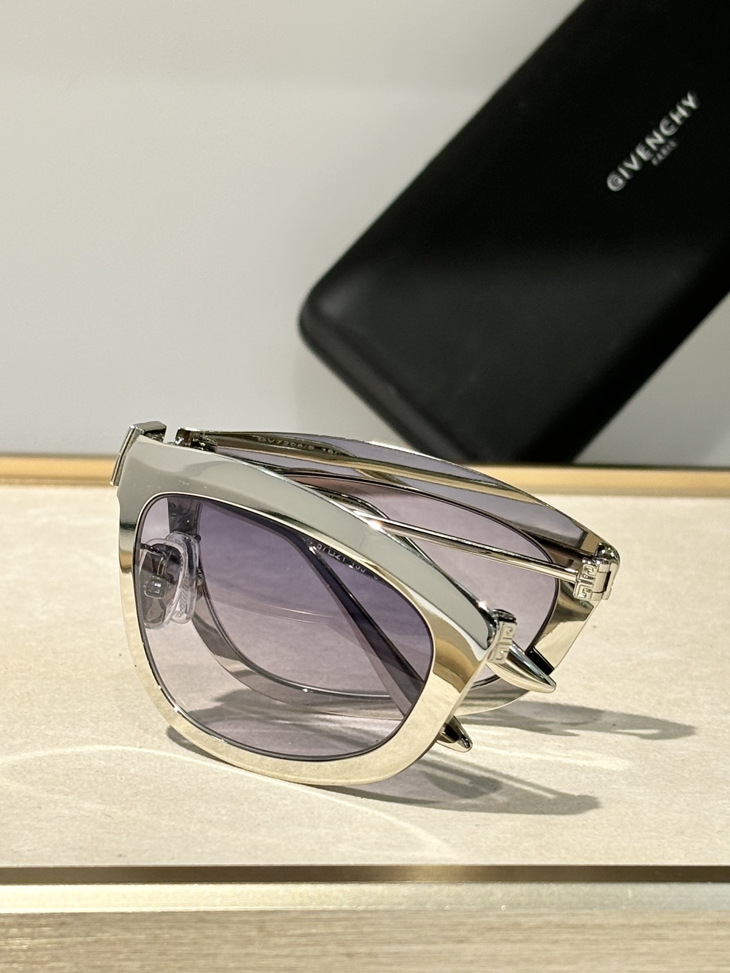  GIVENCHY * 
Mod：7208/s
Size：57-21-135
折叠
Foldable s