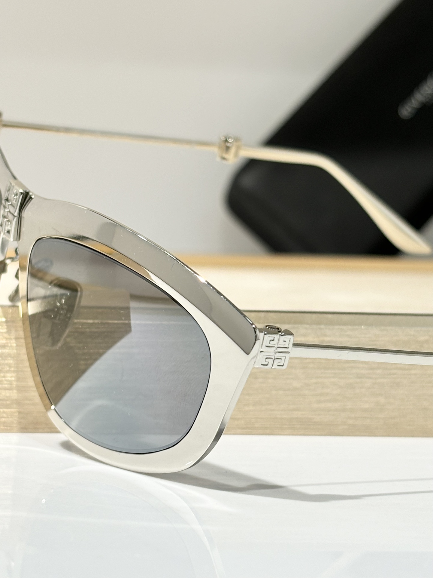  GIVENCHY * 
Mod：7208/s
Size：57-21-135
折叠
Foldable s