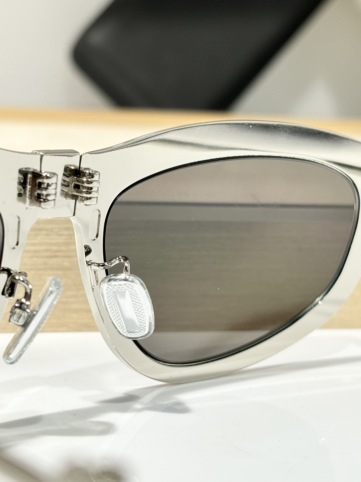  GIVENCHY * 
Mod：7208/s
Size：57-21-135
折叠
Foldable s