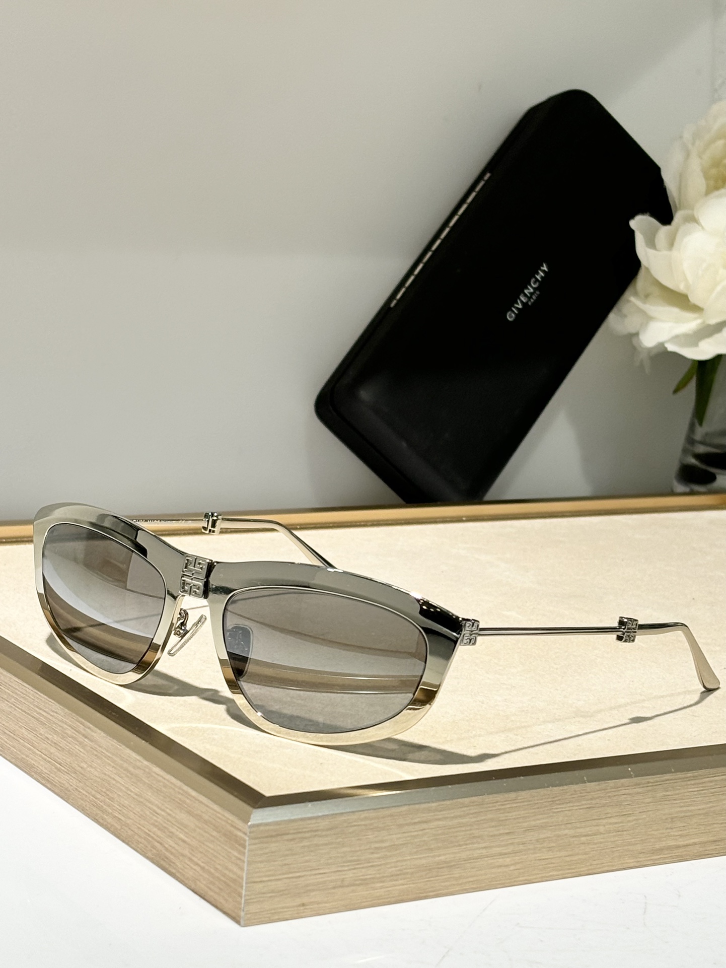  GIVENCHY * 
Mod：7208/s
Size：57-21-135
折叠
Foldable s
