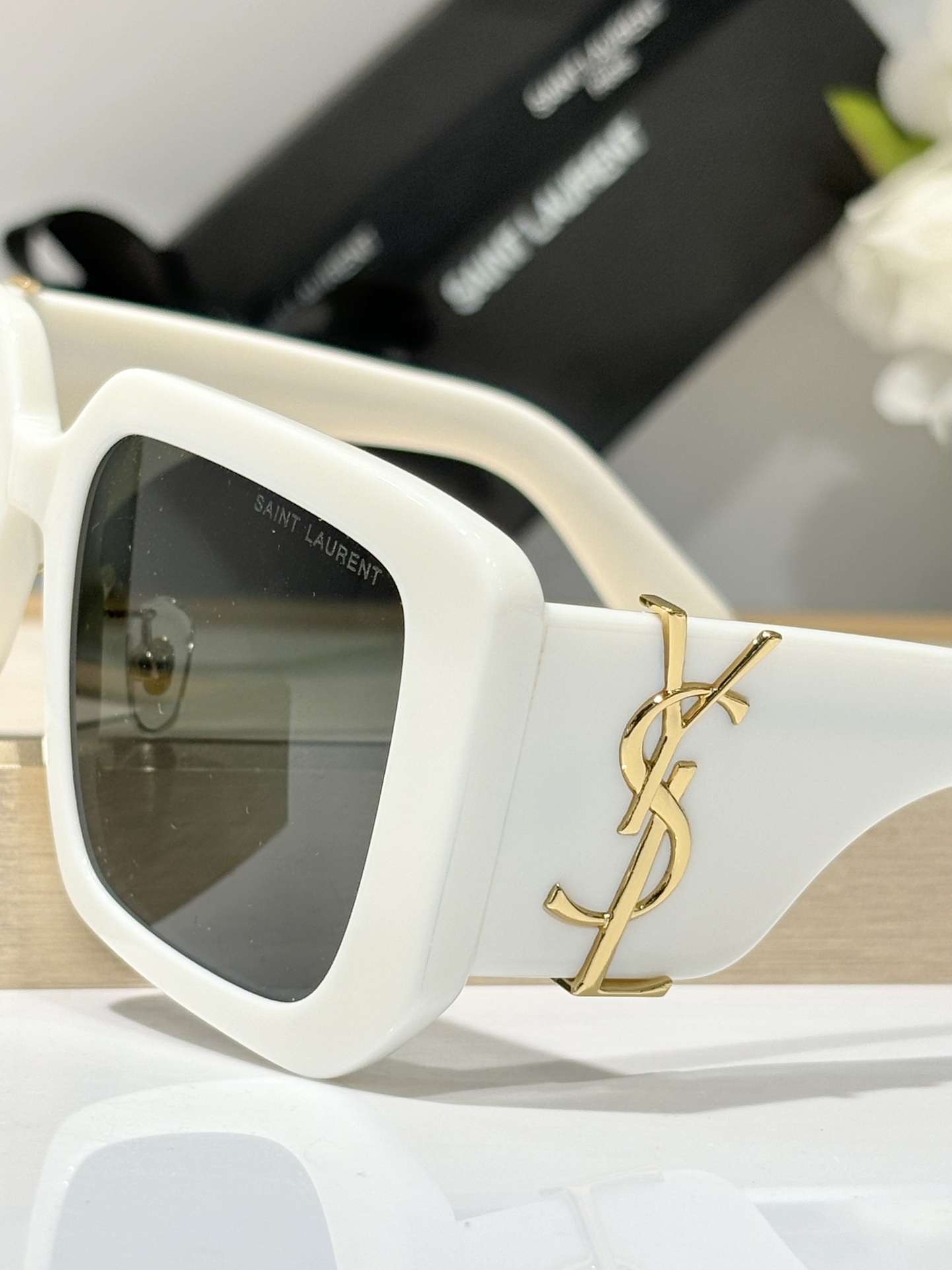  奶呼呼的颜色来啦
冰淇淋奶油色🍦
SAINT LAURENT 
MODSLM120
Size53-19