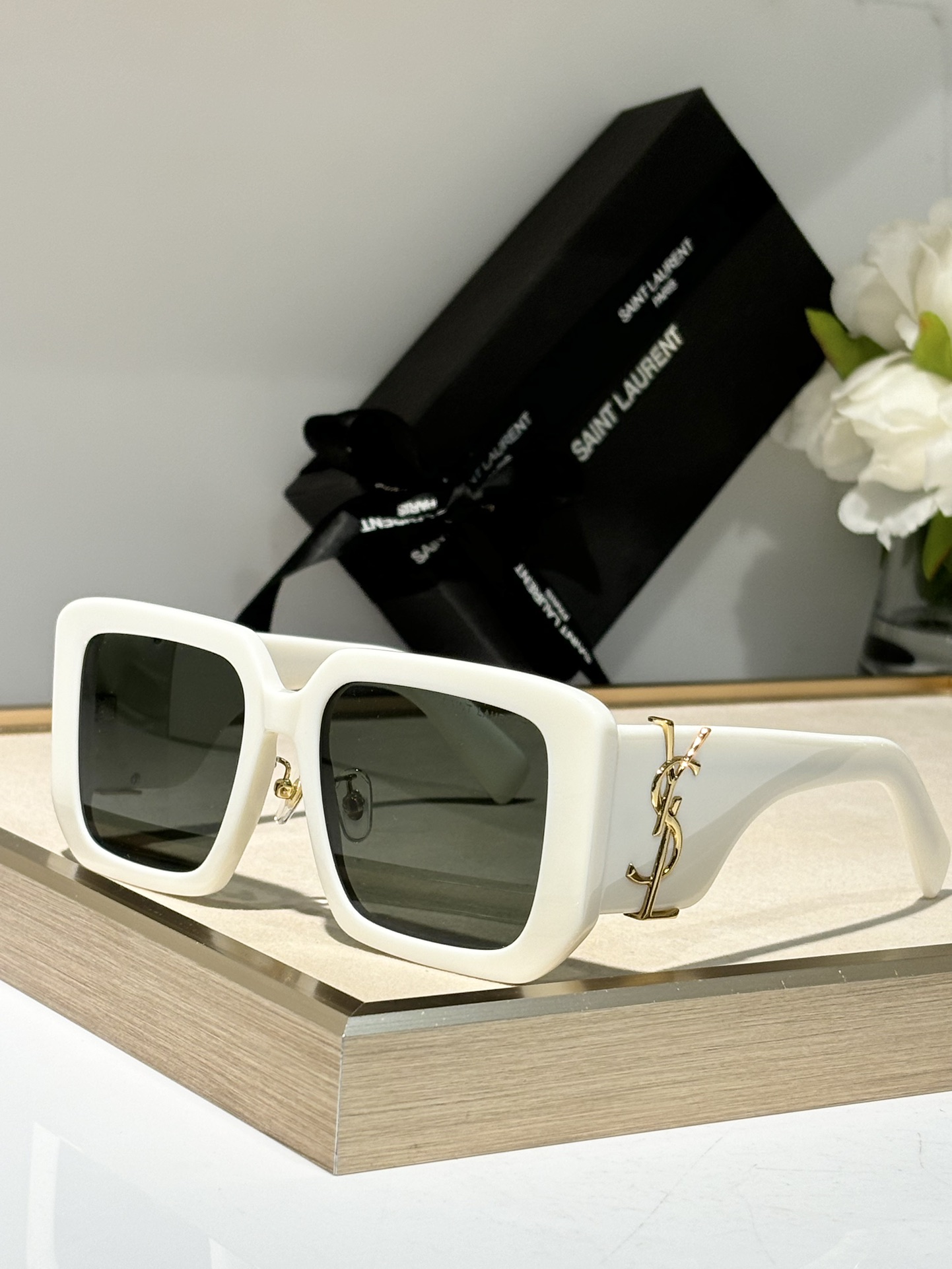  奶呼呼的颜色来啦
冰淇淋奶油色🍦
SAINT LAURENT 
MODSLM120
Size53-19