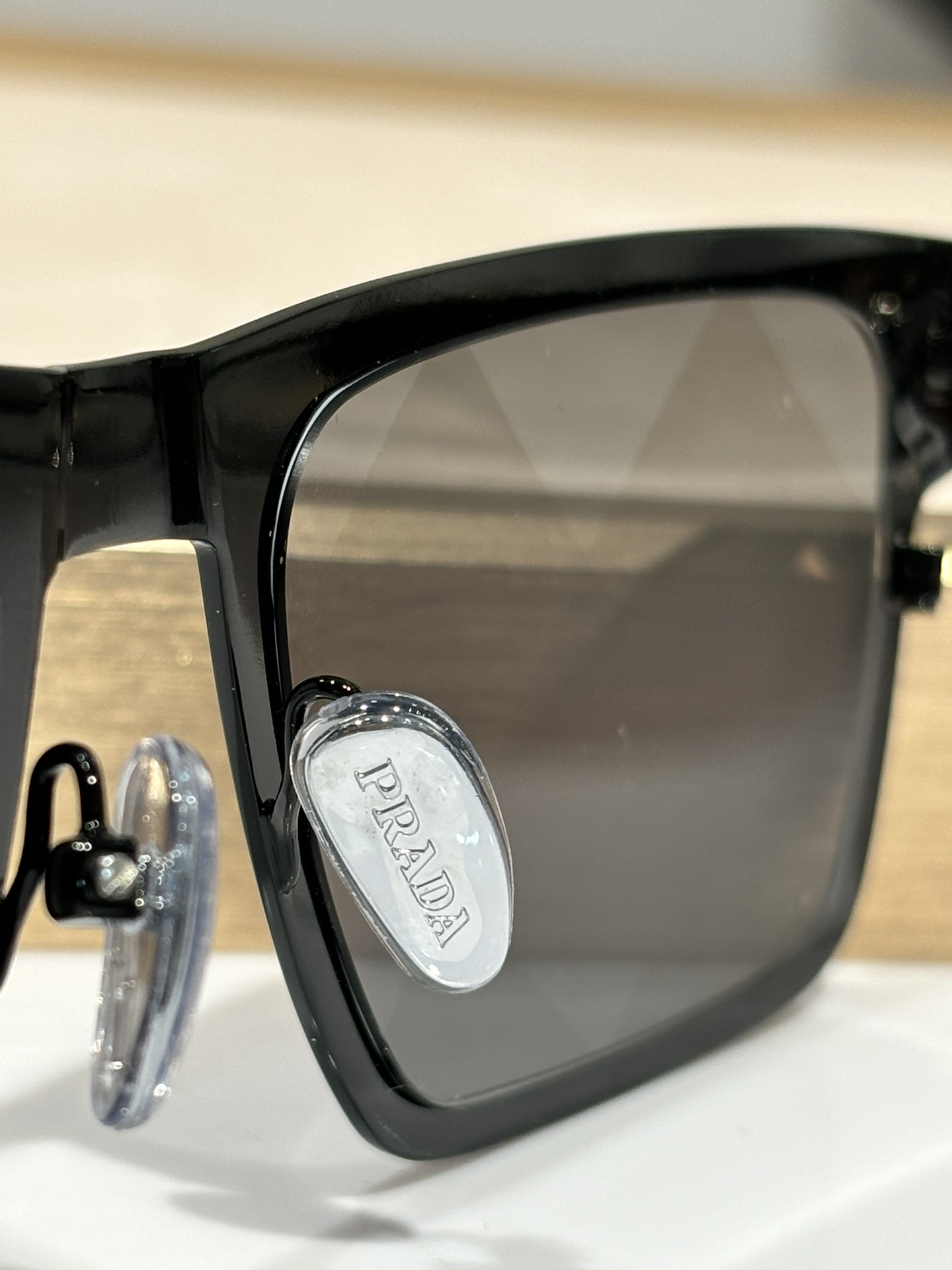  Prada
Mod：VPR71ZS
Size：56-18-140
脚套采用全灌注超高工艺
三角标系列
