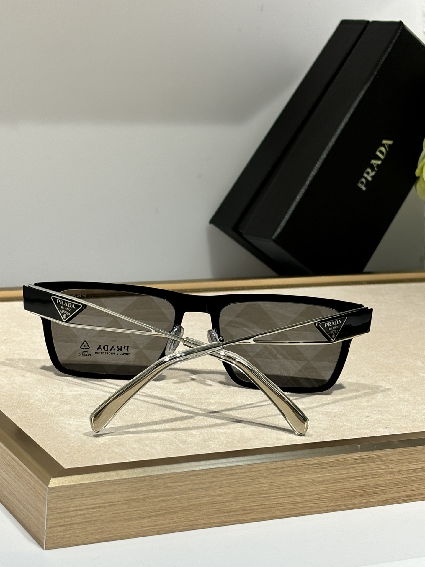  Prada
Mod：VPR71ZS
Size：56-18-140
脚套采用全灌注超高工艺
三角标系列
