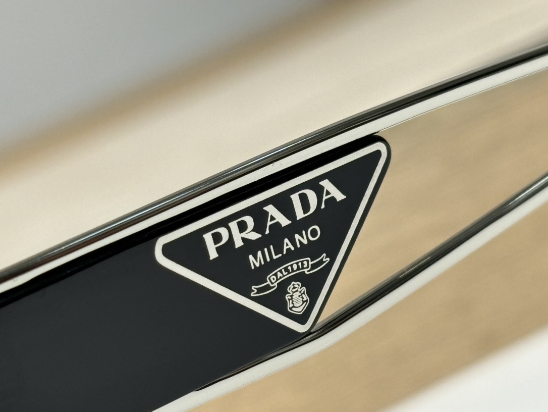  Prada
Mod：VPR71ZS
Size：56-18-140
脚套采用全灌注超高工艺
三角标系列
