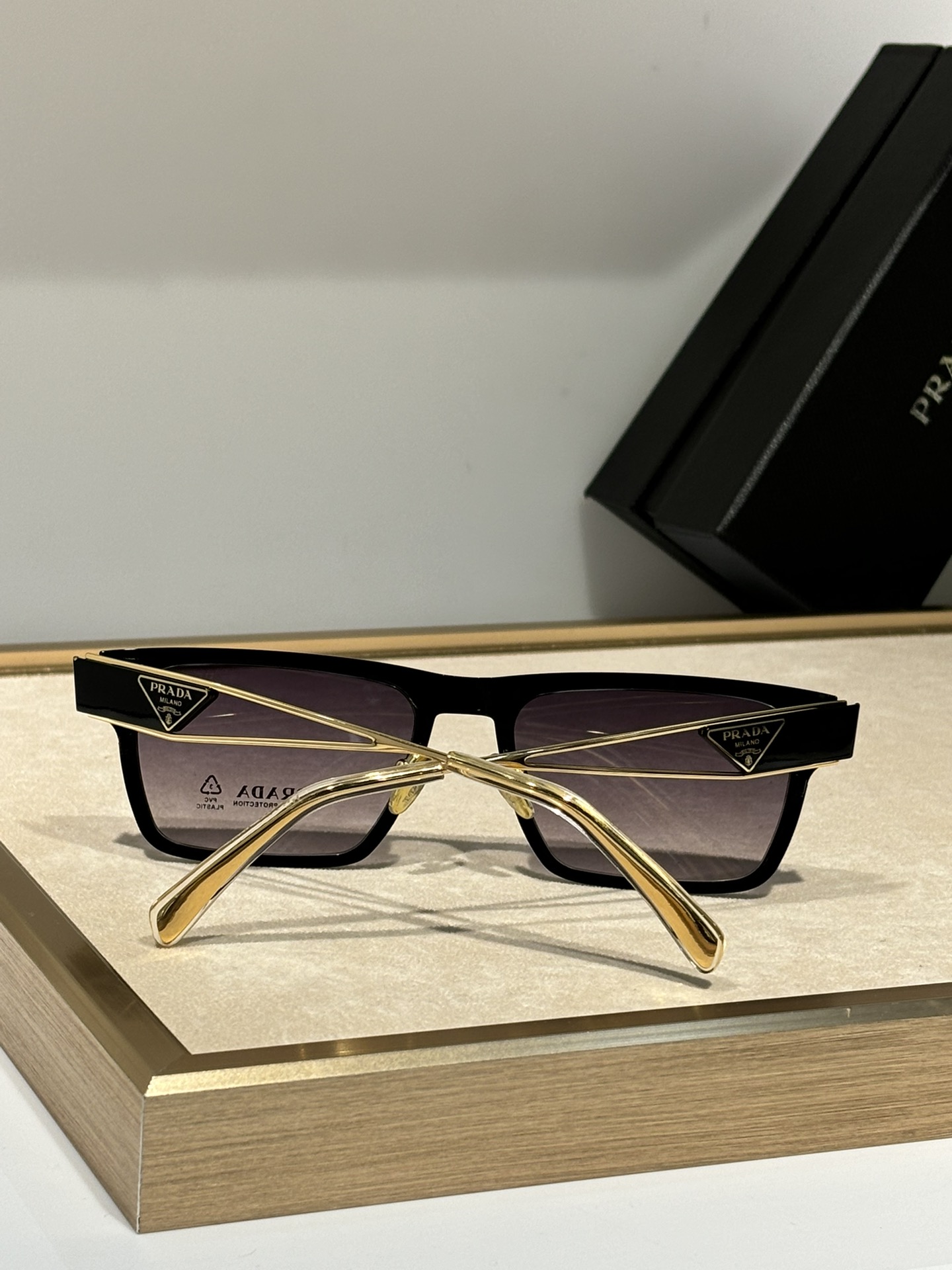 Prada
Mod：VPR71ZS
Size：56-18-140
脚套采用全灌注超高工艺
三角标系列
