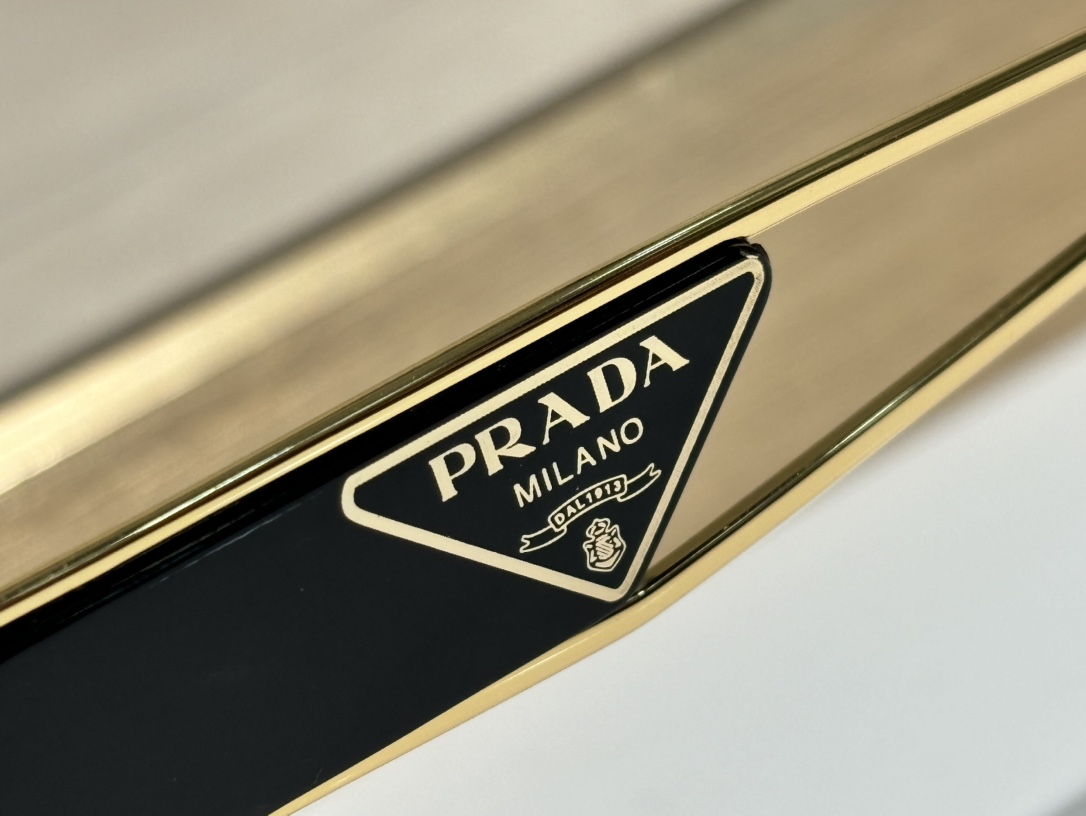  Prada
Mod：VPR71ZS
Size：56-18-140
脚套采用全灌注超高工艺
三角标系列
