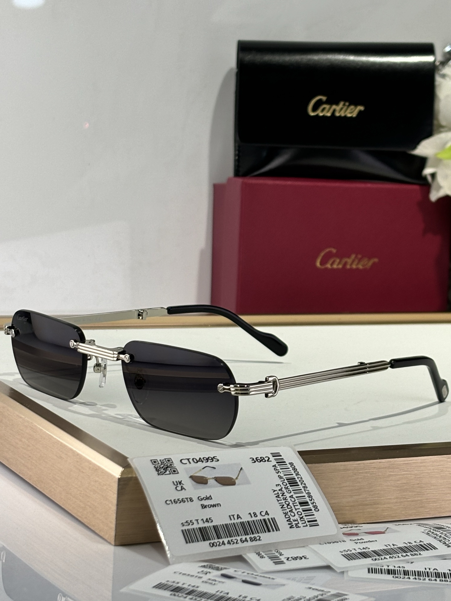 ￼  Cartier
MODEL：CT0499S
SIZE：55口18-145
配折叠盒子🎁