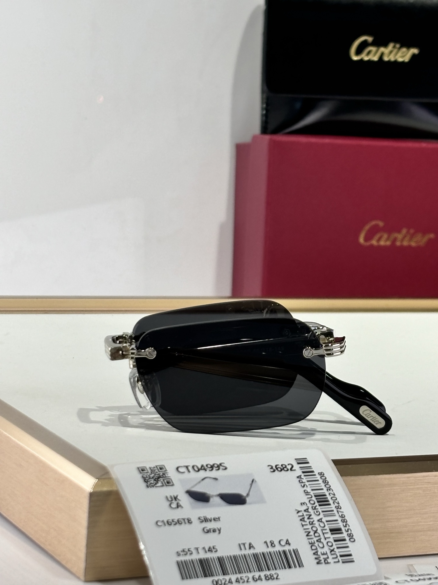 ￼  Cartier
MODEL：CT0499S
SIZE：55口18-145
配折叠盒子🎁
