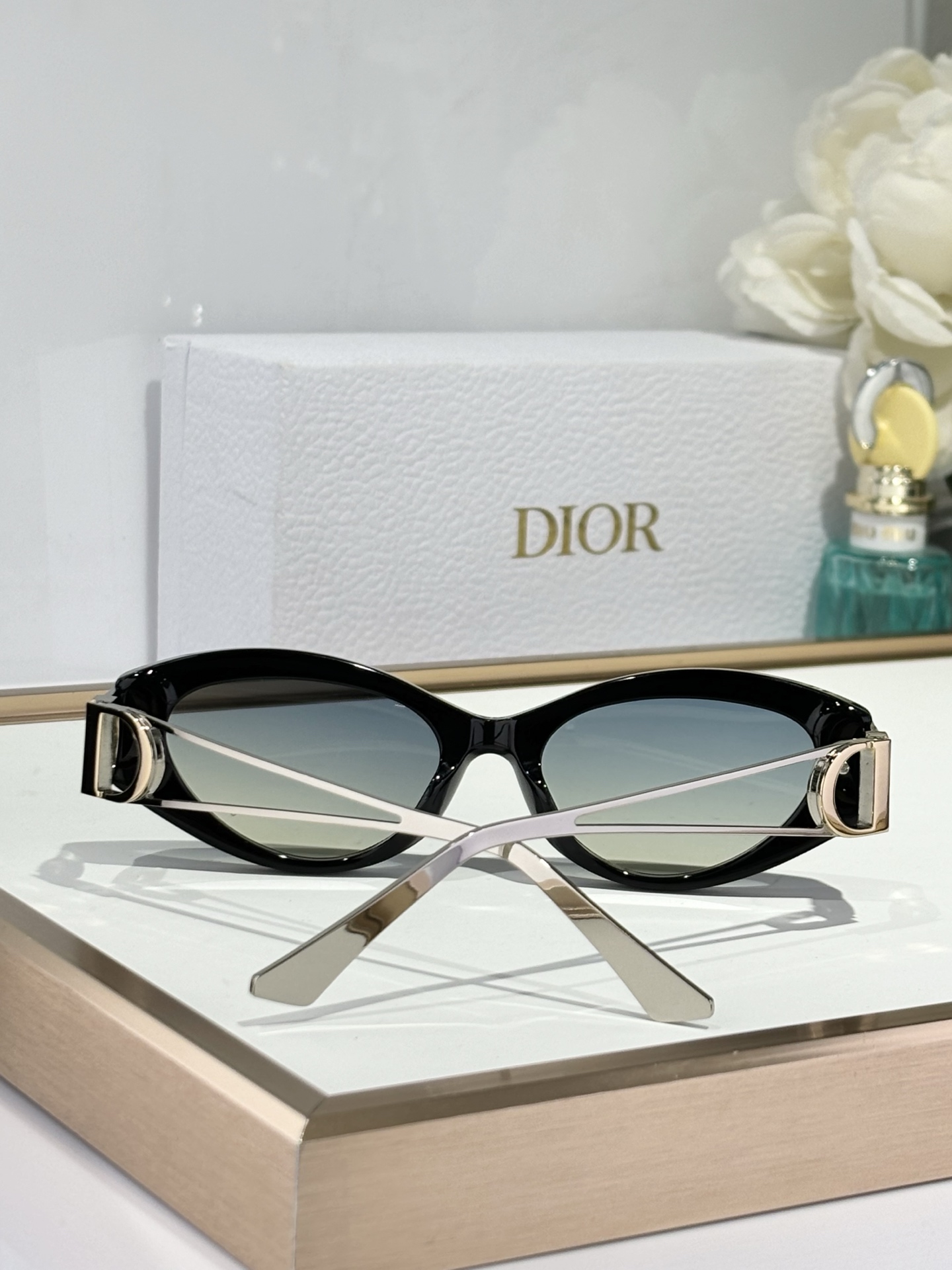  DIO* 。
MODEL：30Montaigne B6I
