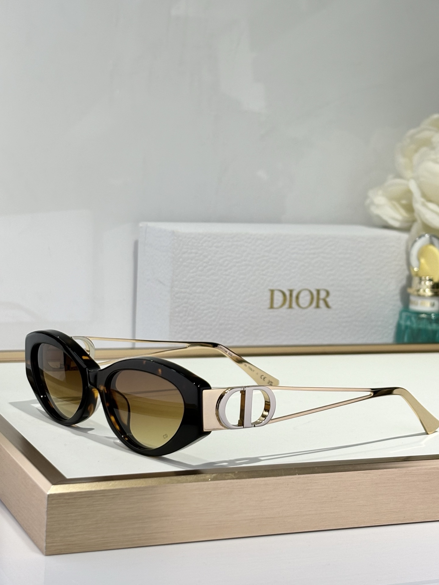  DIO* 。
MODEL：30Montaigne B6I
