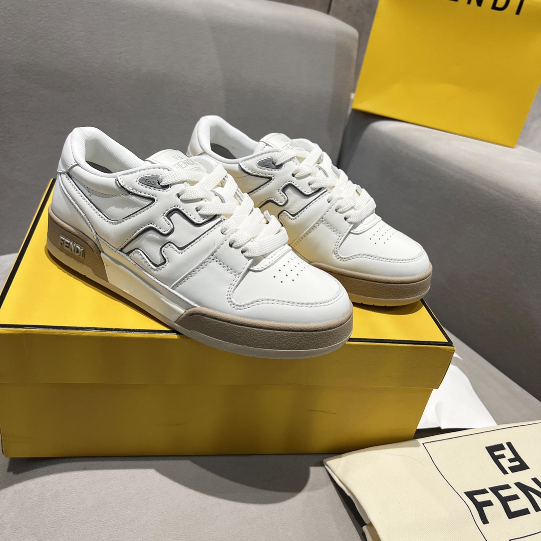 Fendi Fendi芬迪2025新春找 板鞋休闲运动鞋 FD match 购入 设计师Kim Jones打造的首款运动鞋fendi match 和驴牌的Trainer篮球运动鞋 新鲜血液注入加FF 的设计 超 百搭 鞋面采用麂皮和皮革拼接组合 侧面凸起的双F logo内里采用毛巾绒里 上脚 柔软 轻便 舒适搭配卫衣 建议一手一双 码数