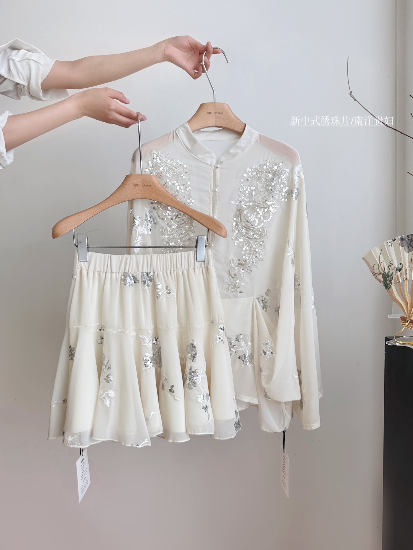 【新款发售】???????????? 新中式银色珠片绣斗篷上衣垂感半身裙套装 高品质????pzldbd SML