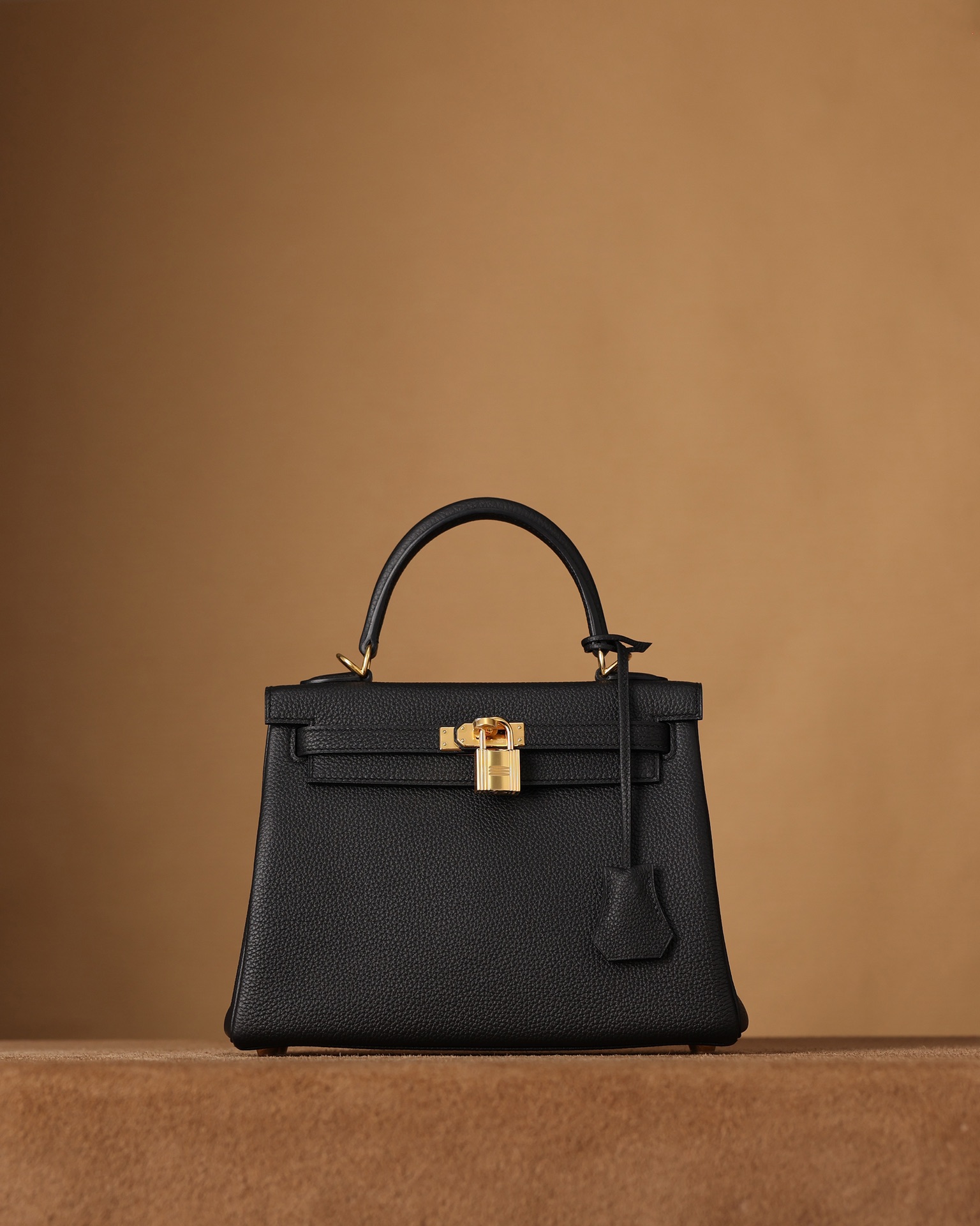 Channel goods, up to 95% authentic, with actual photos. H-Kelly 25cm in black with gold hardware, made of togo leather. Exclusive channel goods sourced from the unique H website channel (one of a kind). Imported togo leather, using top layer calfskin. Lightweight, durable, comfortable to touch, with a glossy finish. Original development, packaging identical to the original. Size: 25cm X 17cm X 7cm. Channel goods: handmade 9965088750, pure handmade 9955088650, semi-handmade 9917588225, machine-made 998588125. image 1