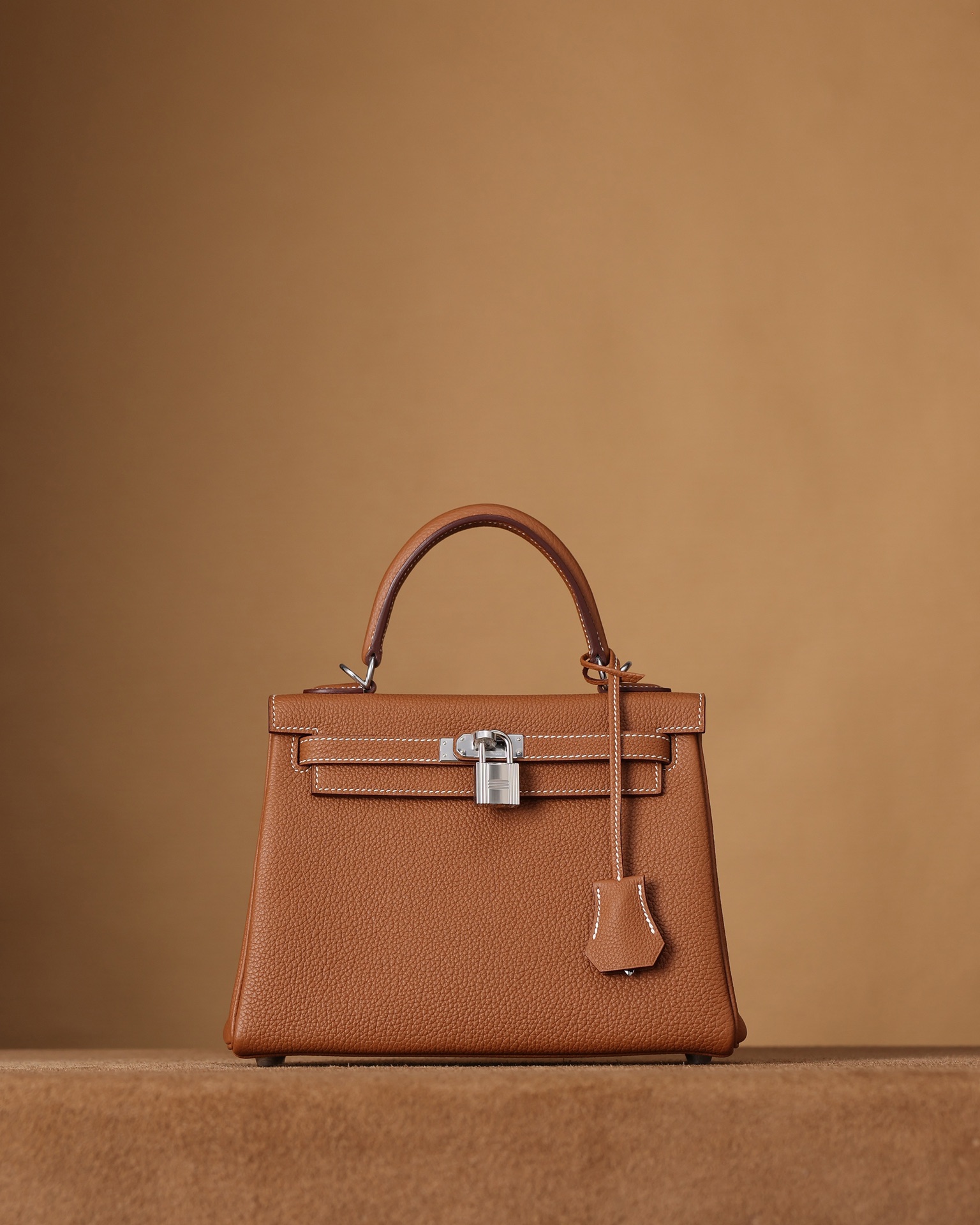 Channel goods, 95% authentic, actual photos. H-Kelly 25cm in sewn tawny yellow with silver clasp in togo leather. Exclusive channel goods, exclusive H ceiling website channel goods (one of a kind). Imported togo leather, using top layer calfskin (with distinct grain patterns, specify in order notes). Lightweight, durable, comfortable to touch, with a glossy finish. Original development, packaging identical to original. Emphasizing as top-tier quality. Dimensions: 25cm X 17cm X 7cm. Channel goods: handmade 9965088750, pure handmade 9955088650, semi-handmade 9917588225, machine-made 998588125. image 1