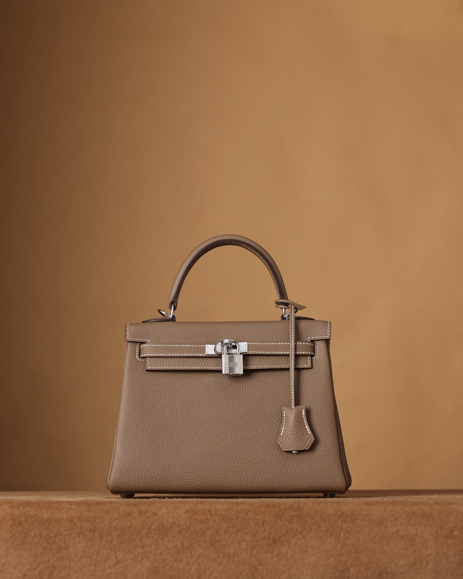 Channel goods, 95% authentic, actual photos. H-Kelly 25cm in elephant grey with silver clasp, togo leather. Exclusive channel goods, exclusive H website channel goods (one of a kind). Imported togo leather, using top layer calfskin (please specify when ordering). Light, durable leather with comfortable and glossy texture. Original development, packaging in original style. Mainly a NO.1 hard good. Size: 25cm X 17cm X 7cm. Channel goods: handmade 9965088750, pure handmade 9955088650, semi-handmade 9917588225, motorcycle 998588125. image 1