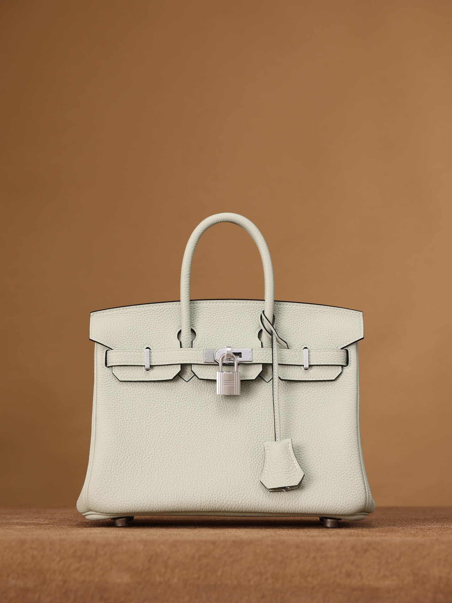 Channel goods reach 95% of authentic quality. Customer orders only, 1 in stock.

Hermes Birkin 25cm, Crystal Grey with Silver Hardware, B Stamp  
Exclusive channel goods, made from original European factory leather and hardware, assembled ZP surplus stock.  
Size: 20 x 25 x 13 cm  

We use imported original Togo leather for Birkin.  
Togo leather: Classic Birkin leather with uniform grain, similar to litchi texture, glossy surface. It is firm, holds shape well, relatively light, soft to touch, durable and wear-resistant.  

Our leather is pure original, factory-grade, identical to authentic boutique leather!  

Channel goods contact: 9975088950  
Fully handmade: 9953088730  
Semi-handmade: 9917588225 image 1