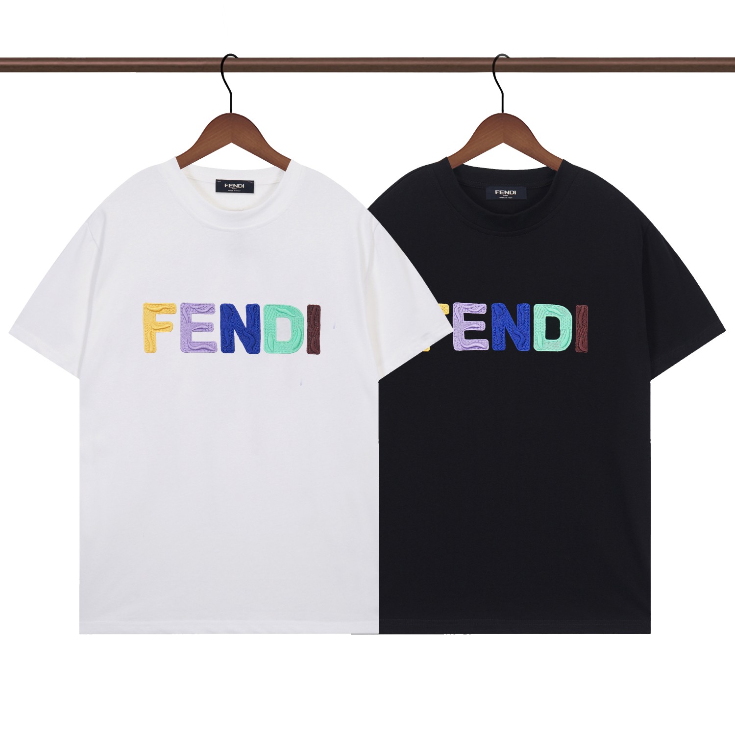 658# Fendi 2024新款 面料：32支双纱纯棉 230克 实拍现货:前幅Logo立体彩色绣花 颜色：黑色 白色 码数:S M L XL 2XL 3XL 6️⃣个码