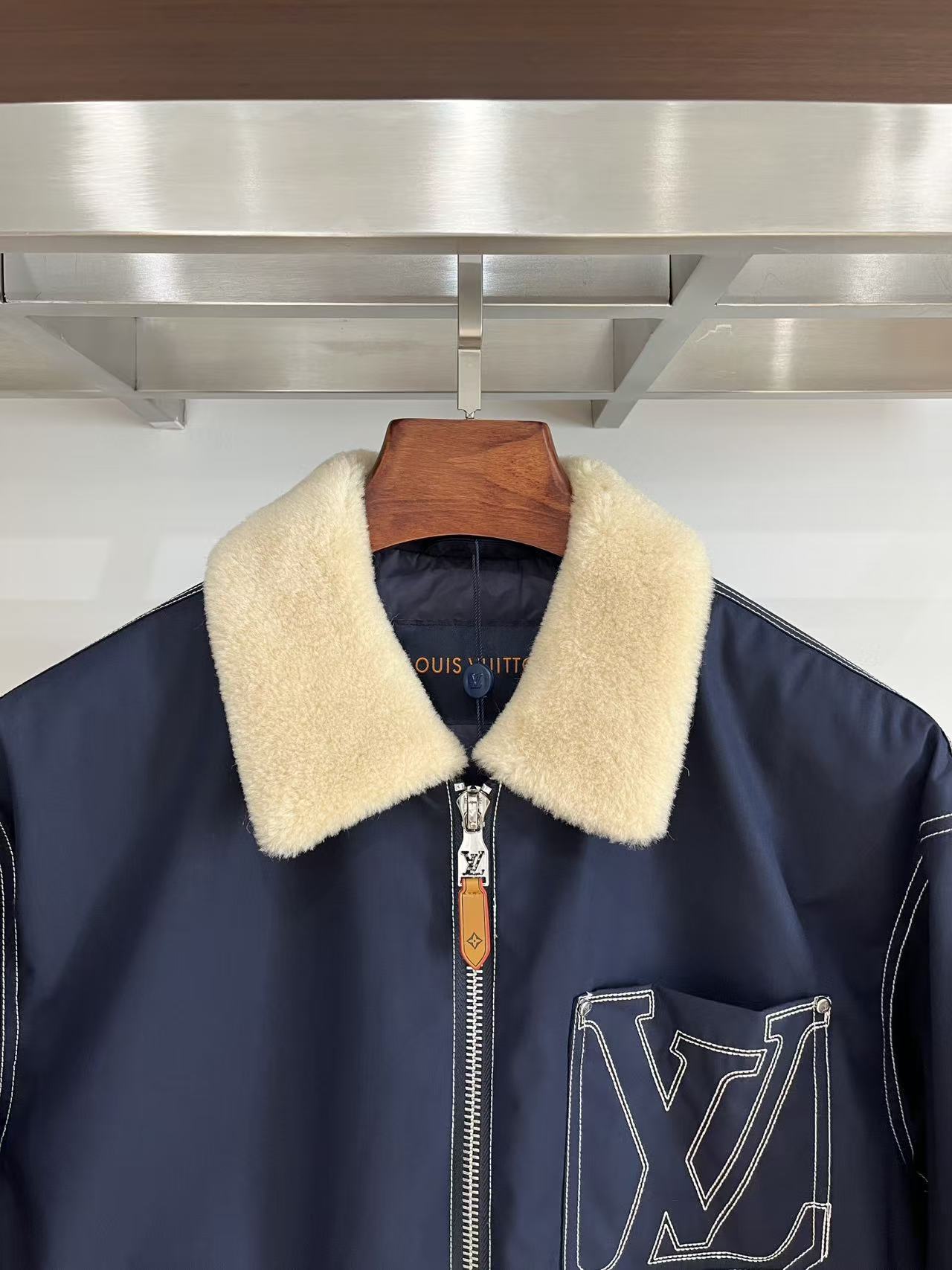 2️⃣0️⃣2️⃣5️⃣LV蓝色绗缝羽绒，超正的蓝，清冷又高级，在沉闷的冬日里宛如一抹灵动的天空，超级吸