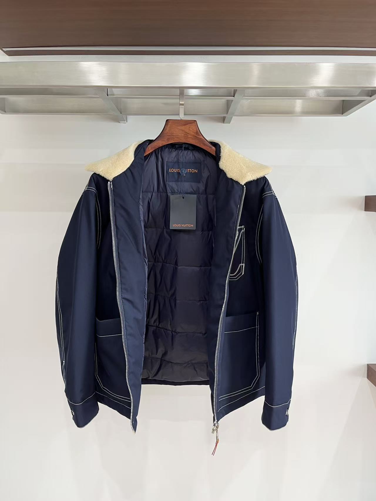 2️⃣0️⃣2️⃣5️⃣LV蓝色绗缝羽绒，超正的蓝，清冷又高级，在沉闷的冬日里宛如一抹灵动的天空，超级吸