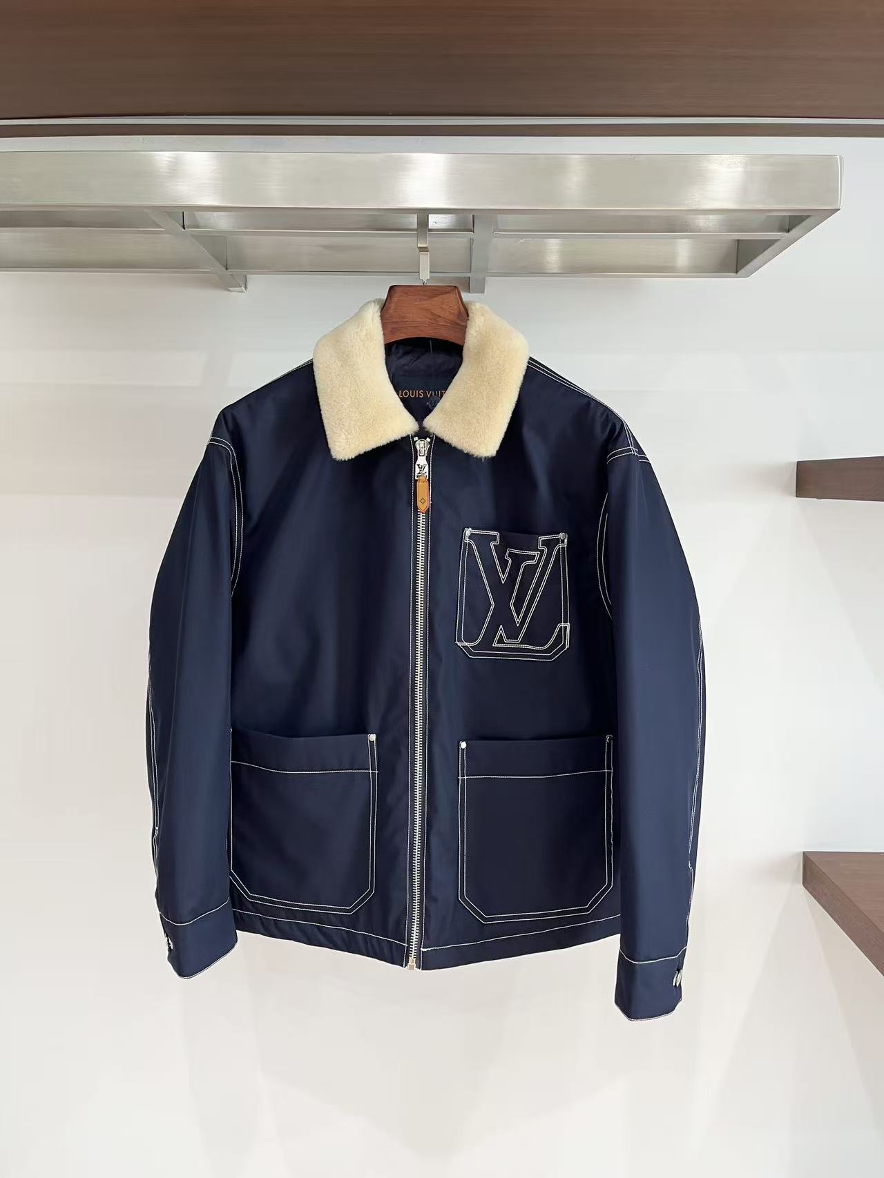 2️⃣0️⃣2️⃣5️⃣LV蓝色绗缝羽绒，超正的蓝，清冷又高级，在沉闷的冬日里宛如一抹灵动的天空，超级吸