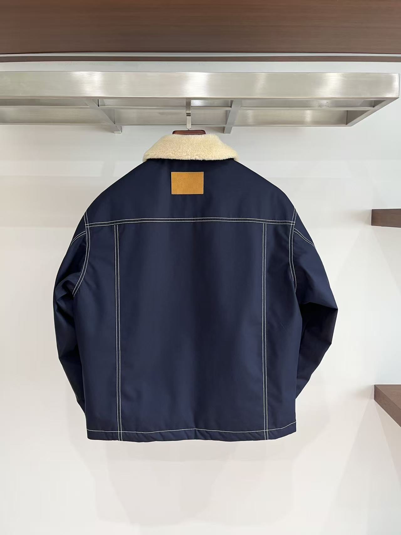 2️⃣0️⃣2️⃣5️⃣LV蓝色绗缝羽绒，超正的蓝，清冷又高级，在沉闷的冬日里宛如一抹灵动的天空，超级吸