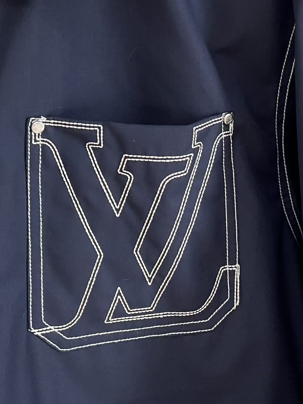 2️⃣0️⃣2️⃣5️⃣LV蓝色绗缝羽绒，超正的蓝，清冷又高级，在沉闷的冬日里宛如一抹灵动的天空，超级吸