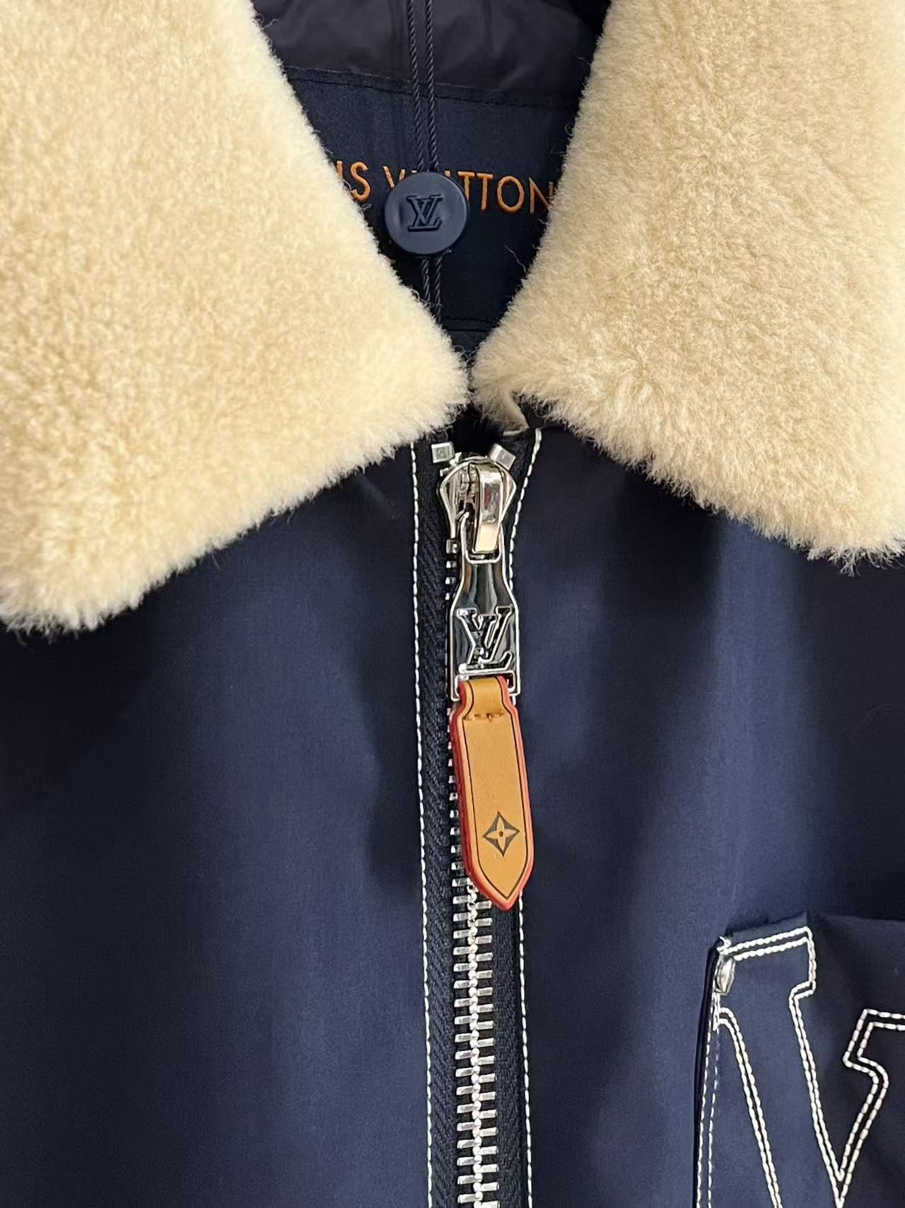 2️⃣0️⃣2️⃣5️⃣LV蓝色绗缝羽绒，超正的蓝，清冷又高级，在沉闷的冬日里宛如一抹灵动的天空，超级吸