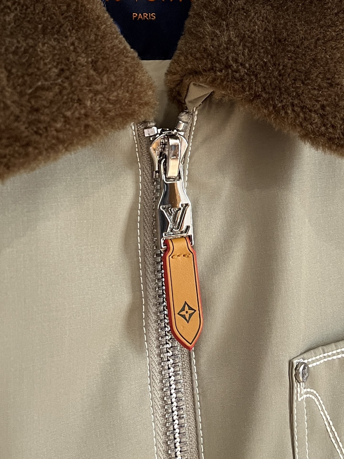 2️⃣0️⃣2️⃣5️⃣LV蓝色绗缝羽绒，超正的蓝，清冷又高级，在沉闷的冬日里宛如一抹灵动的天空，超级吸