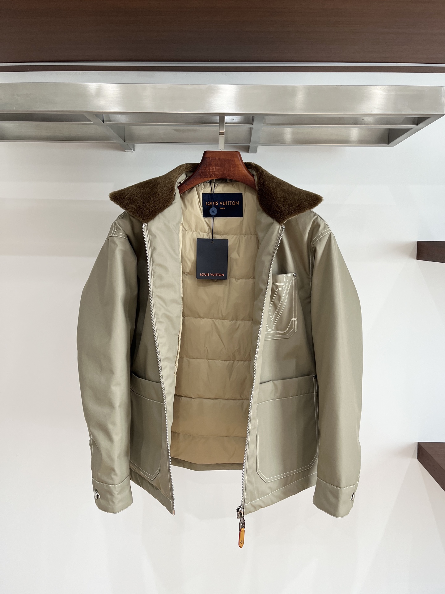 2️⃣0️⃣2️⃣5️⃣LV蓝色绗缝羽绒，超正的蓝，清冷又高级，在沉闷的冬日里宛如一抹灵动的天空，超级吸