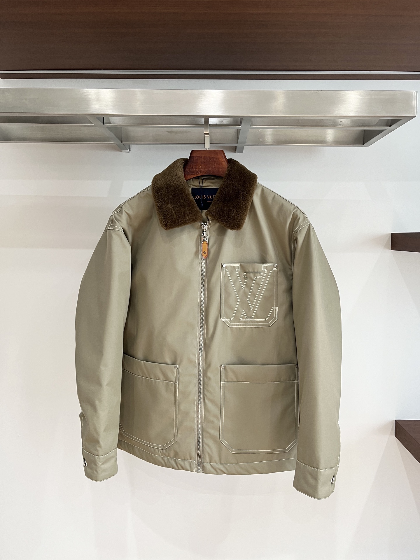 2️⃣0️⃣2️⃣5️⃣LV蓝色绗缝羽绒，超正的蓝，清冷又高级，在沉闷的冬日里宛如一抹灵动的天空，超级吸