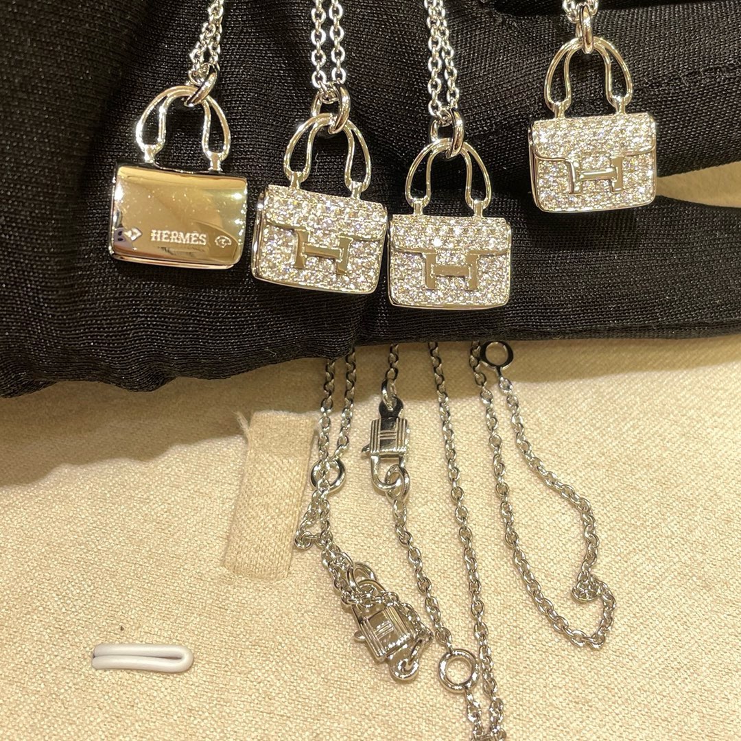 NO:633364,88280, in stock. The first choice item for white and beautiful ladies to buy even if the stock is not available. New platinum gold full diamond Kangkang necklace zk real gold and real diamonds. Real shot customized material sterling silver. The diamonds are bigger and more shiny than the old version. The craftsmanship is getting better and better. This time I changed the lock button and it is too cute. The 925 sterling silver gold-plated engraving is perfect for the version. Jewelry craftsmanship, necklace, pure silver, gold plating, Cardia high-end jewelry1986090988280,现货 白富美名媛配货不配货也要买的首选单品 新款铂金色满钻康康项链 zk真金真钻 实拍定制材质纯银 钻比老版本的还要大还要闪 工艺越来越好 这次换了锁头扣子也太可爱了 925纯银镀金刻字对版完美 珠宝工艺,,necklace,pure silver,gold plating,卡迪亚高端饰品,Jewelry