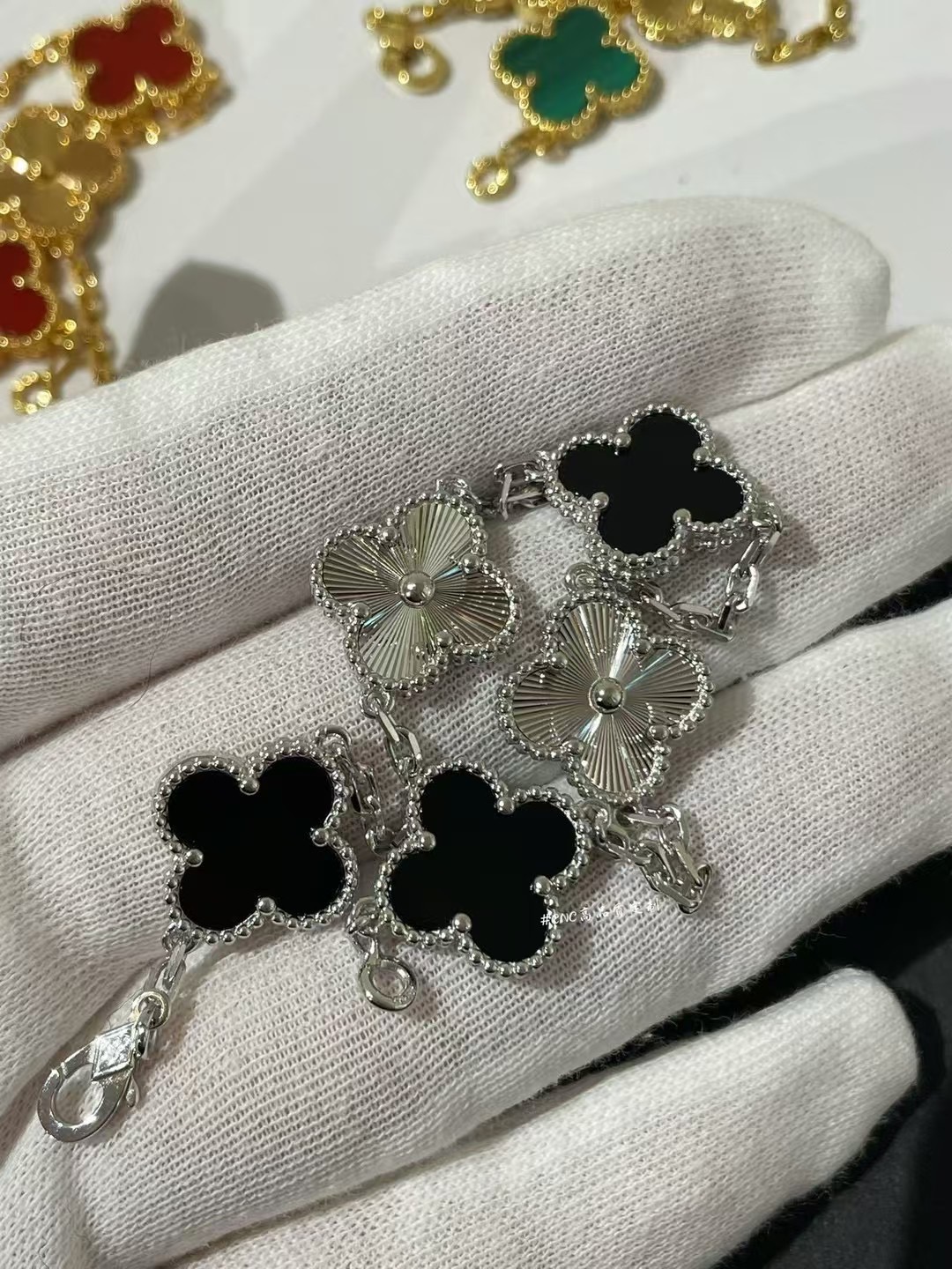 NO:765378,88330, The combination of laser + black onyx is very beautiful. The white gold laser black onyx five-flower bracelet is better than the diamond-free model. The customized model at the counter cannot be seen on the official website or in Xiaomou's book. It is really not one-fifth of the beauty of the real thing. It can be said responsibly that the choice is better than what is on the counter.,,bracelet, Cartier high-end jewelry1986090988330,镭射+黑玛瑙的搭配就是巨巨巨好看. 白金镭射黑玛瑙五花手链 无钻胜有钻的款,专柜的定制款,在官网和小某书都是见不到的,真是拍不出实物美的五分之一.可以很负责任的说,选的比柜上还要好.,,bracelet,卡迪亚高端饰品,Jewelry
