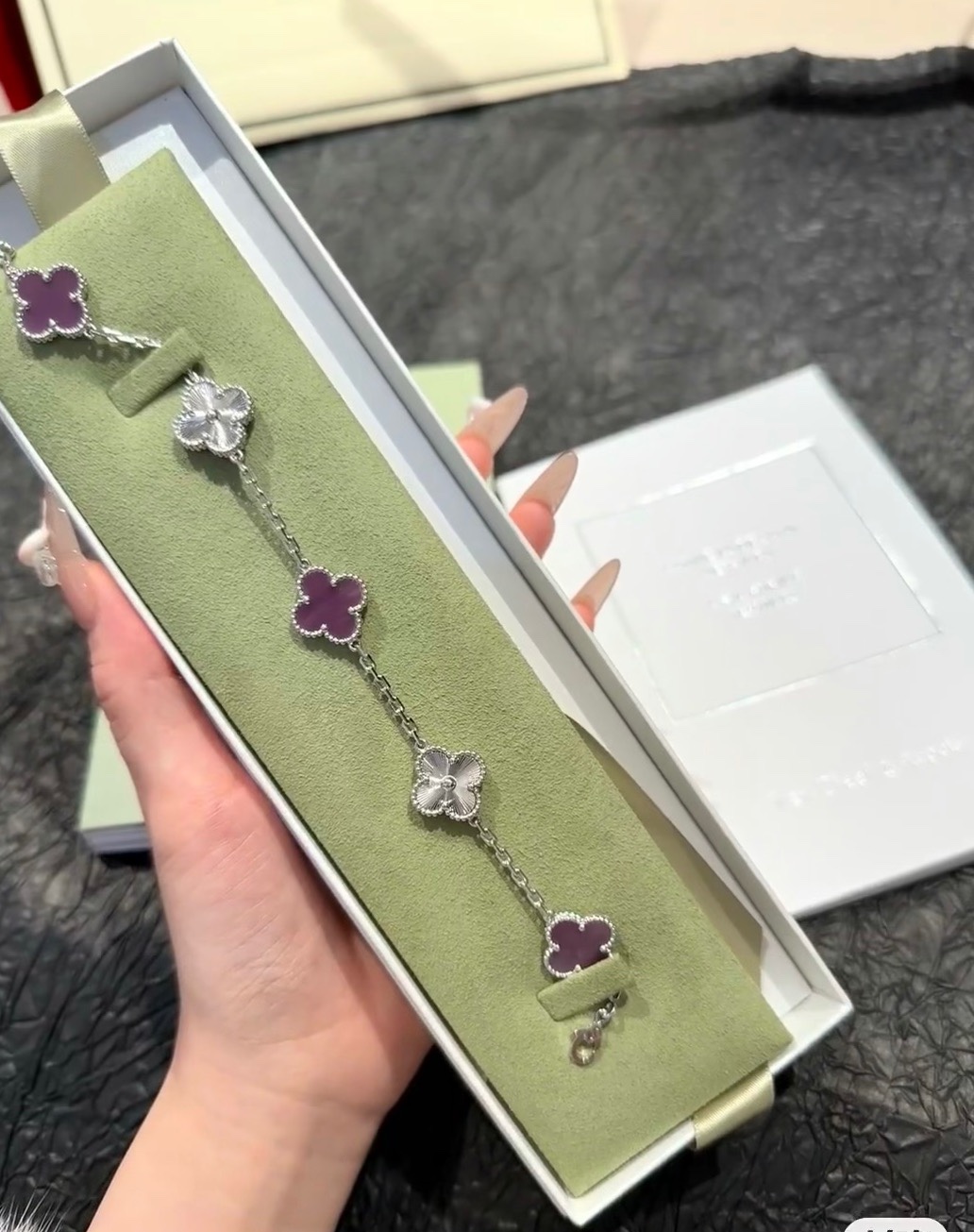 NO:633775,88320 Jujuju looks great. The Dubai limited edition violets with laser five-flowered flowers are so stunning. Look at the flower shape and print!  What kind of stacking can be more interesting without losing the cool aesthetic? This really gives me the answer. I am going to fall madly in love with this set of very stylish stacking bracelets. The first batch will be shipped. It is a small quantity and a limited edition. It is a rare item!  Girlfriends get together directly to buy the beautiful products you want to link to, bracelet, high-end Cartier jewelry1986090988320巨巨巨好看,迪拜限量款紫罗兰间镭射五花好惊艳呀好不好看花形,看字印！ 什么样的叠搭能更有趣又不失清冷感美学 这还真的给找到了答案 我要疯狂爱上这一套很有风格的叠戴手链,首批出货,少量,限定款,可遇不可求！闺蜜聚会直接被要链接的美物加购吧,,bracelet,卡迪亚高端饰品,Jewelry