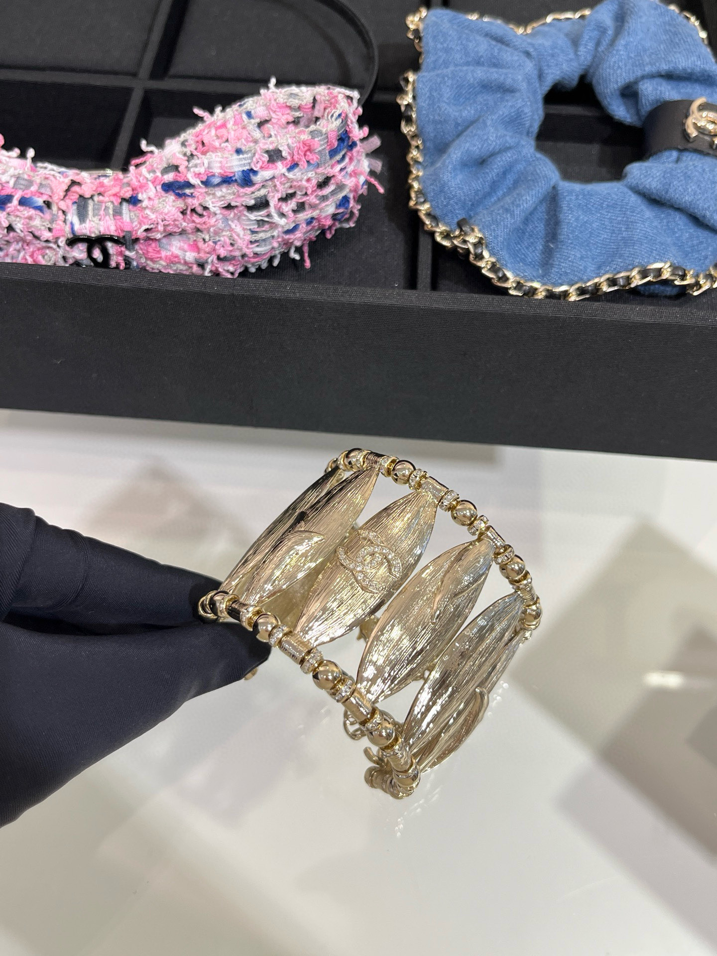 NO:633389,88430 Today's new heavy industry model 25s new gold full diamond double C feather bracelet bracelet. Unique design, many pieces of feathers surround it to form a bracelet. It is very comfortable to wear and very eye-catching. Unforgettable at a glance. YB-like brass material. Customized crystal. Wide version bracelet, bracelet, bracelet, Cartier high-end jewelry.1986090988430今日新品重工款 25s新款金色满钻双C羽毛手环手链 设计独特,很多片羽毛环绕拼成手镯 佩戴上手很舒适非常吸睛 一眼难忘 yb一样黄铜材质 定制水晶 宽版手镯,,bracelet,bracelet,卡迪亚高端饰品,Jewelry