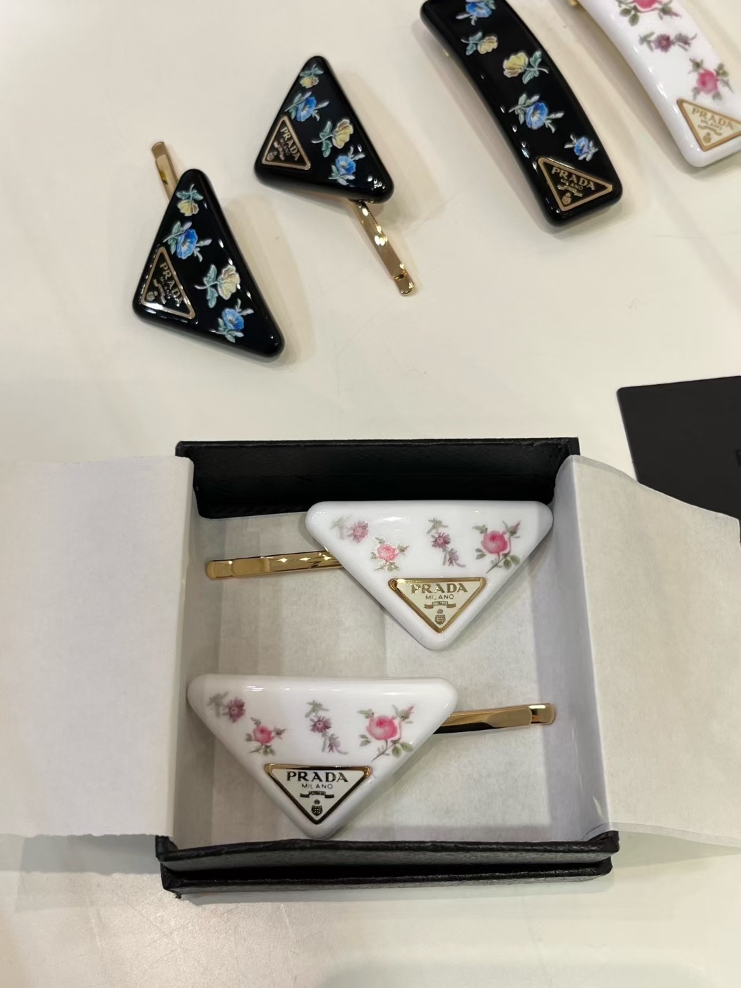 NO:633947,Today's new arrival is white small floral * 25ss new gold letters white dripping oil triangle flower resin hairpin set. Wear spring on your head in retro vintage style. The gentle blooming flowers are so understanding of girls' hearts. Z is consistent with gold-plated brass. The enamel material is special and perfect. Hairpin one-word clip packaging box. One pair contains two 88200, gold plating, hairpins, Cartier high-end jewelry.19860909今日新品白色小碎花 * 25ss新款金色字母白色滴油三角标花朵树脂发夹套装 复古vintage风格把春天戴在头上 温柔绽放的小花朵太懂少女心啦 z一致黄铜镀金 珐琅材质特殊无完美 发夹一字夹带包装盒 一对包含两只88200,,gold plating,hairpins,卡迪亚高端饰品,Jewelry