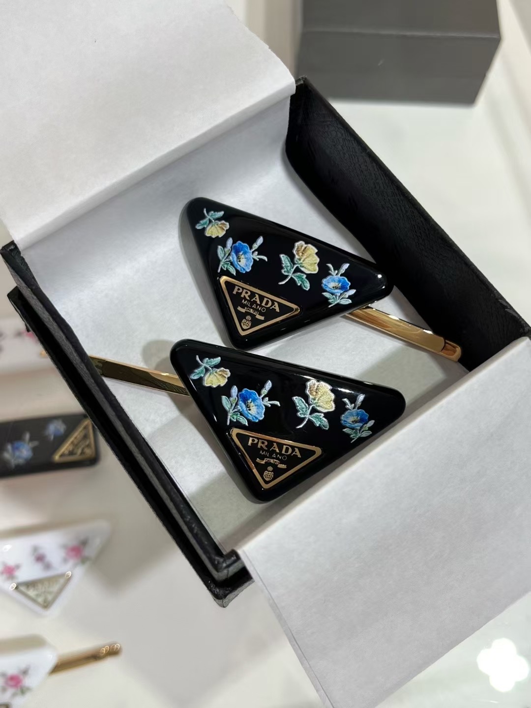 NO:633950,Today's new arrival is small black floral * 25ss new gold letters black oil dripping triangle mark flower resin hairpin set. Retro vintage style to wear spring on the head. The gentle blooming flowers are so understanding of girls' hearts. Z uniform brass gold plating. Special enamel material without perfection. One-word hairpin clip. One pair includes two 88200, gold plating, hairpins, Cardia high-end jewelry.19860909今日新品黑色小碎花 * 25ss新款金色字母黑色滴油三角标花朵树脂发夹套装 复古vintage风格把春天戴在头上 温柔绽放的小花朵太懂少女心啦 z一致黄铜镀金 珐琅材质特殊无完美 发夹一字夹 一对包含两只88200,,gold plating,hairpins,卡迪亚高端饰品,Jewelry