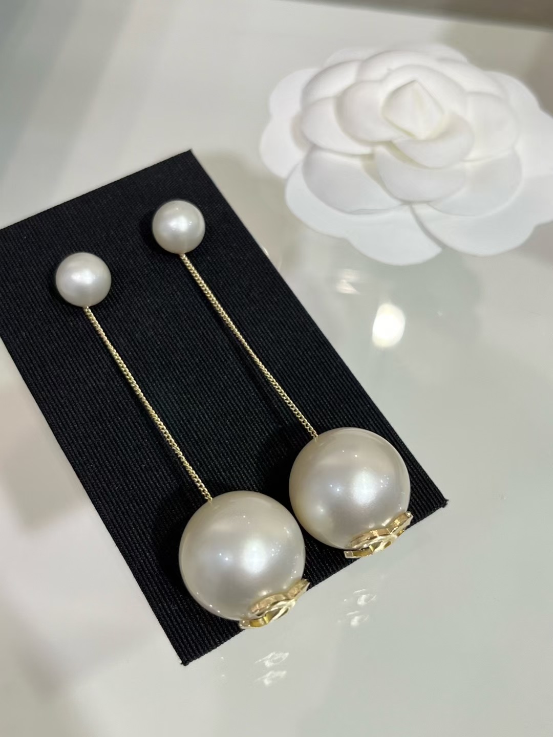 NO:688843,88168, the classic return is always hot-selling * Classic gold double C pearl double ball stud earrings The classic return has two pearls, one large and one small, which are very textured. The savior of the square face, the upper ears are small and gentle, and are high-end. The same brass material as yb, Swarovski crystal, customized pearls, Cartier high-end jewelry1986090988168,经典返场一直热卖 * 经典金色双C珍珠双球耳钉 经典返场一大一小两颗珍珠很有质感 方圆脸的救星上耳显脸小又温柔高级 yb一样黄铜材质 施华洛水晶 定制珍珠,,卡迪亚高端饰品,Jewelry